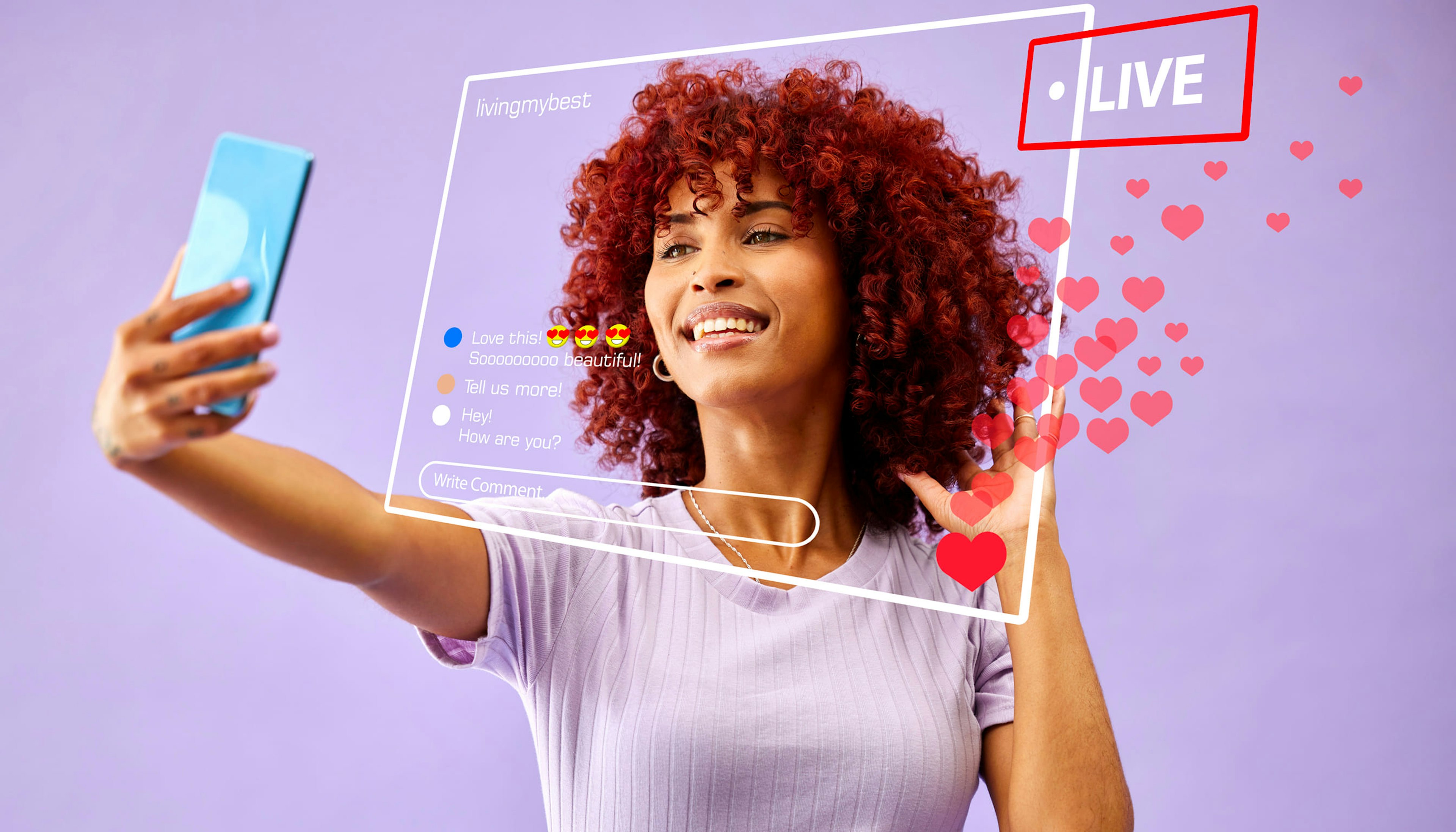 Giovane influencer con capelli ricci rossi sorride durante una diretta live streaming con smartphone, sfondo viola e cuori virtuali in sovrimpressione, concetto di social media, engagement e content creator