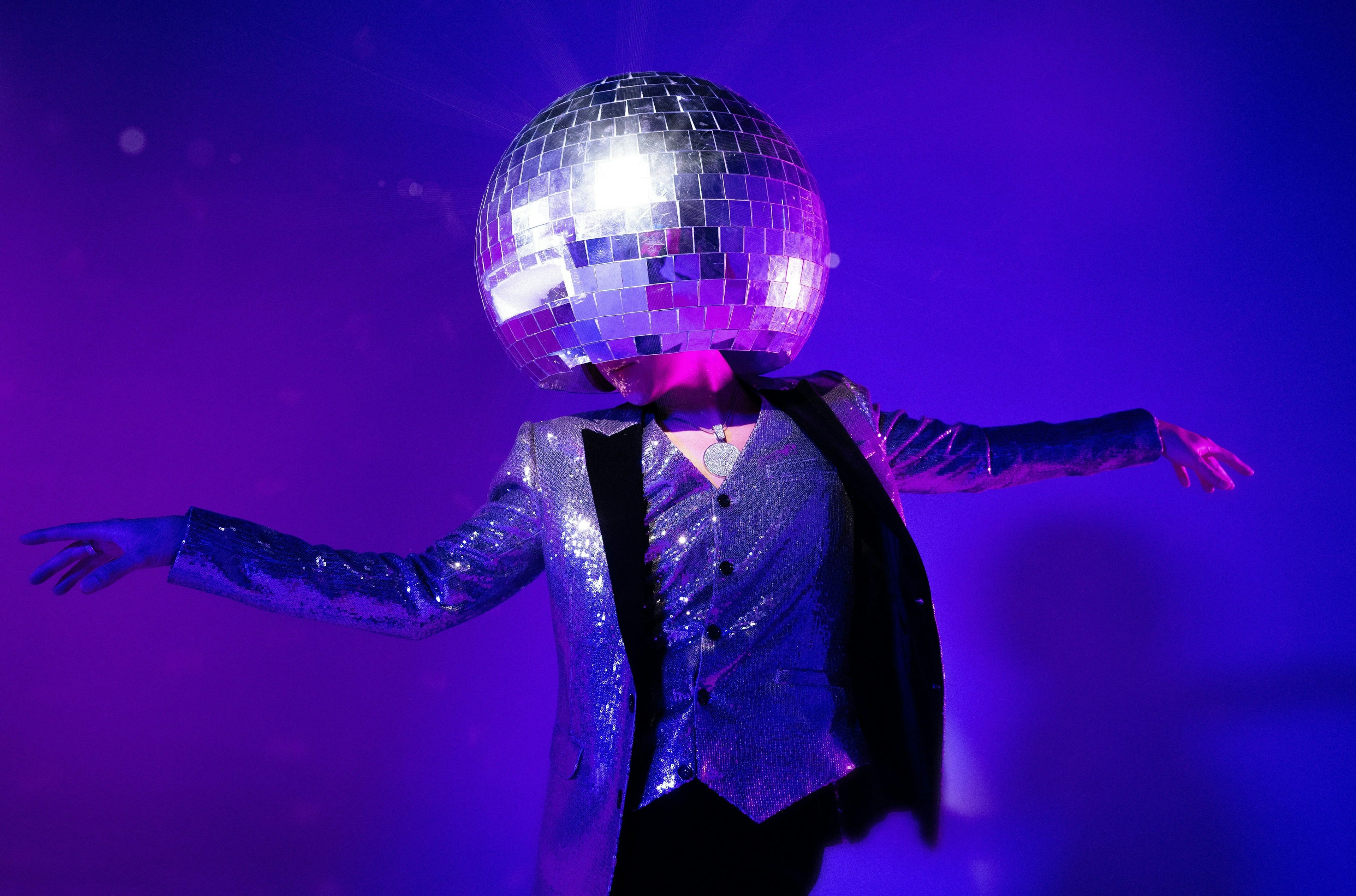 Uomo che balla, luci soffuse, effetto glitter, discoteca