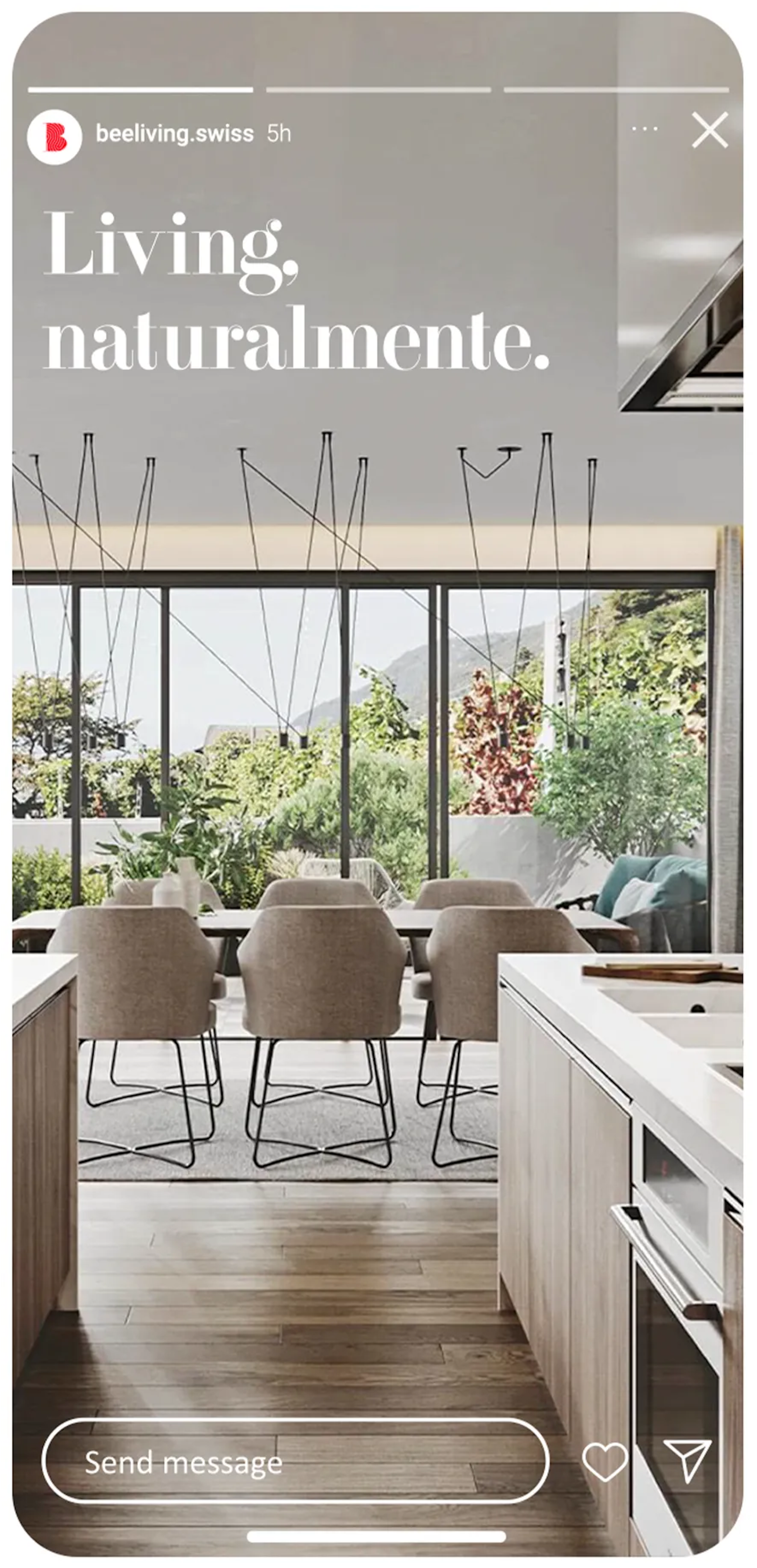 Modern dining area with beige chairs and a table, large windows showing a garden and mountains, in an Instagram story labeled 'Living, naturalmente.'